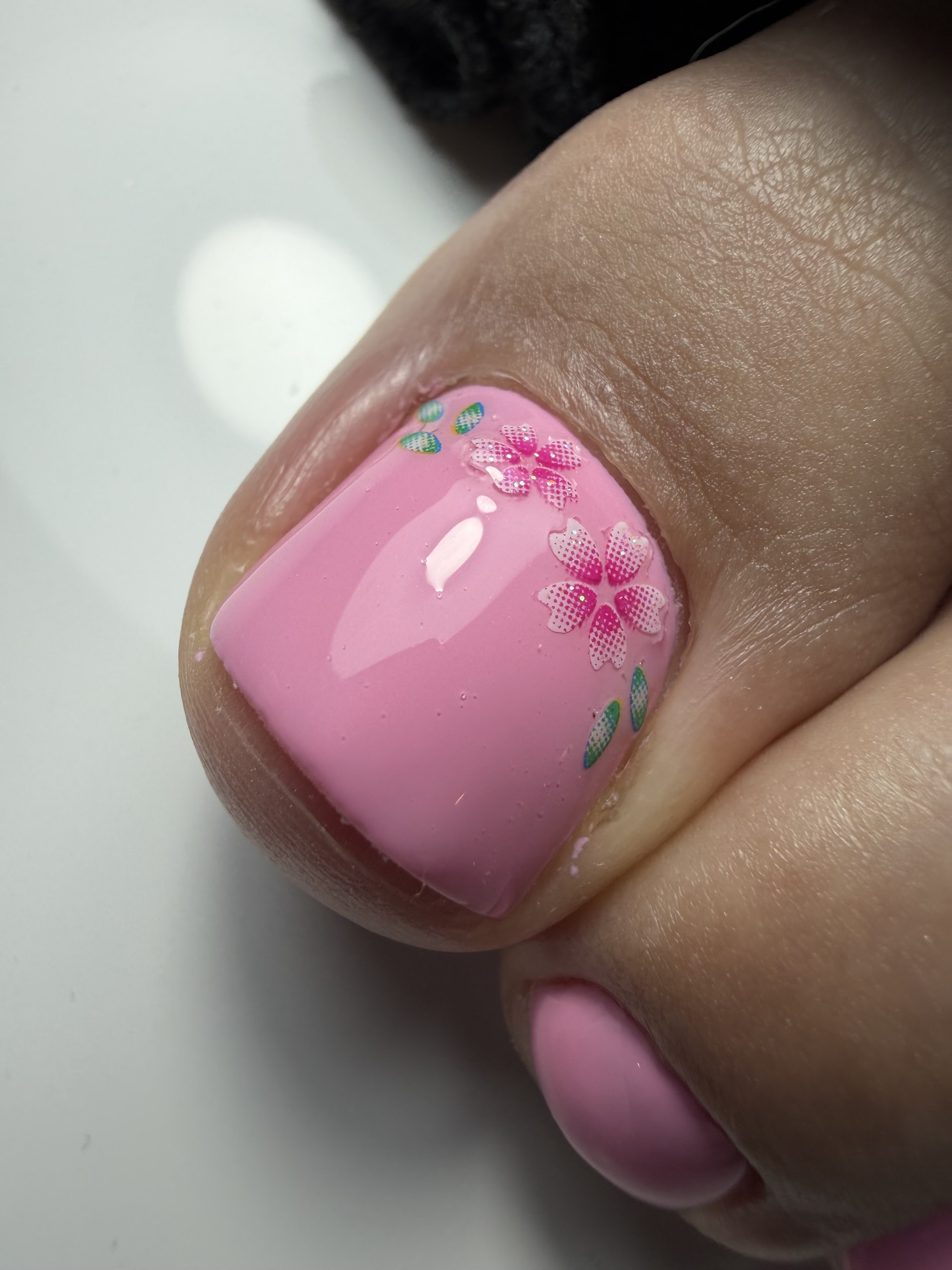 Roze gellak pedicure met bloemen