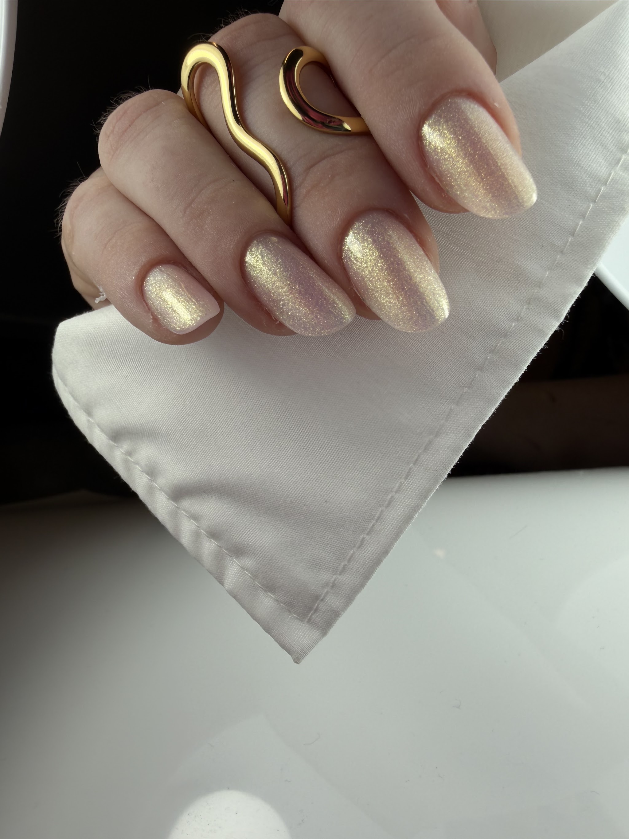 Champagnekleurige glitternagels