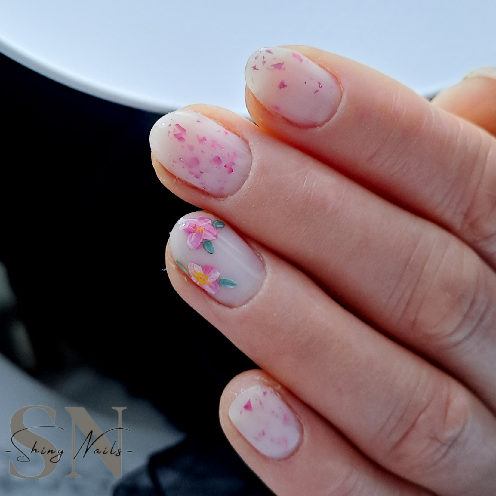 Melkwitte nagels met roze bloemetjes en folie