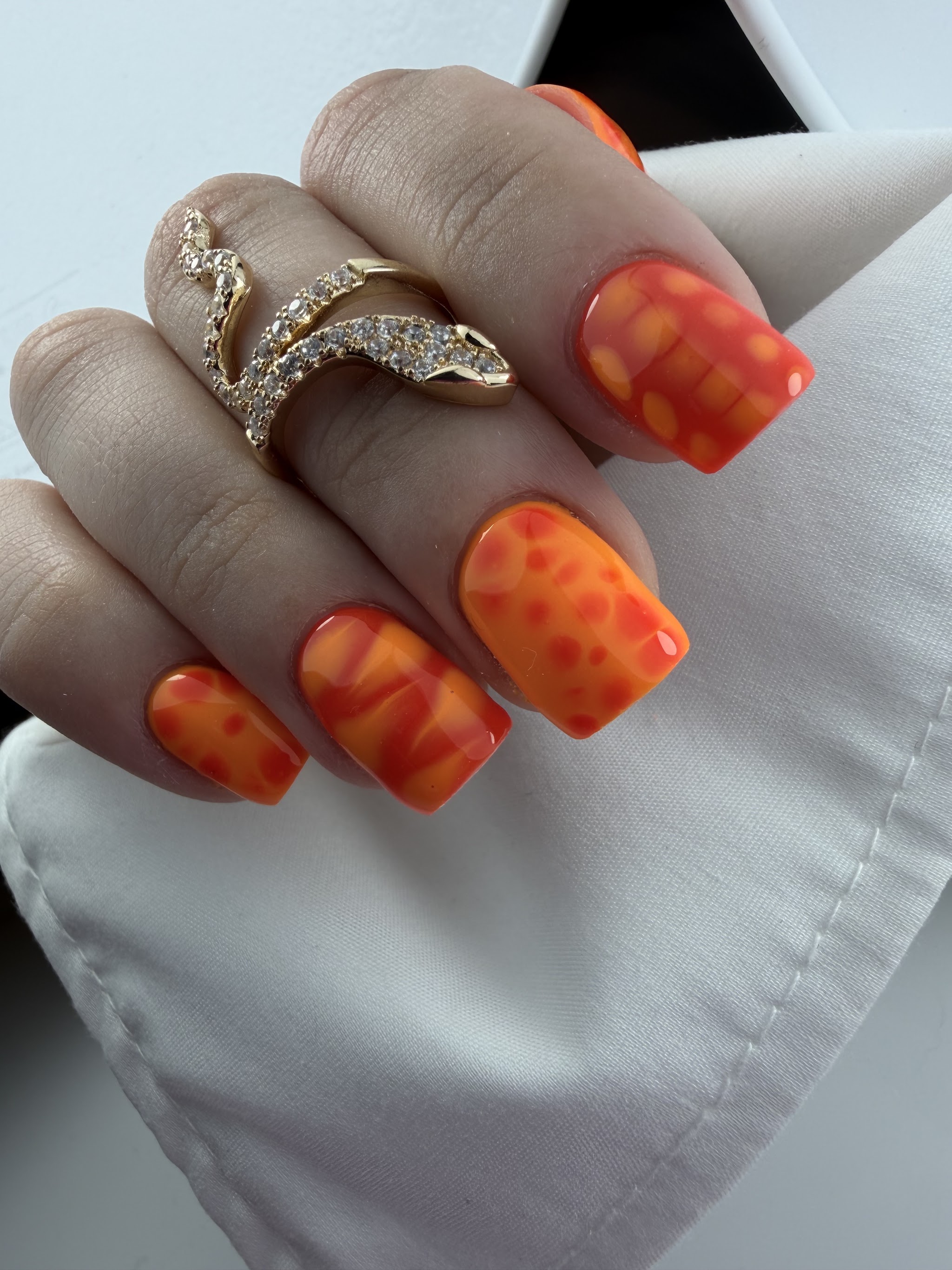 Oranje en rode nagels met een grafisch patroon
