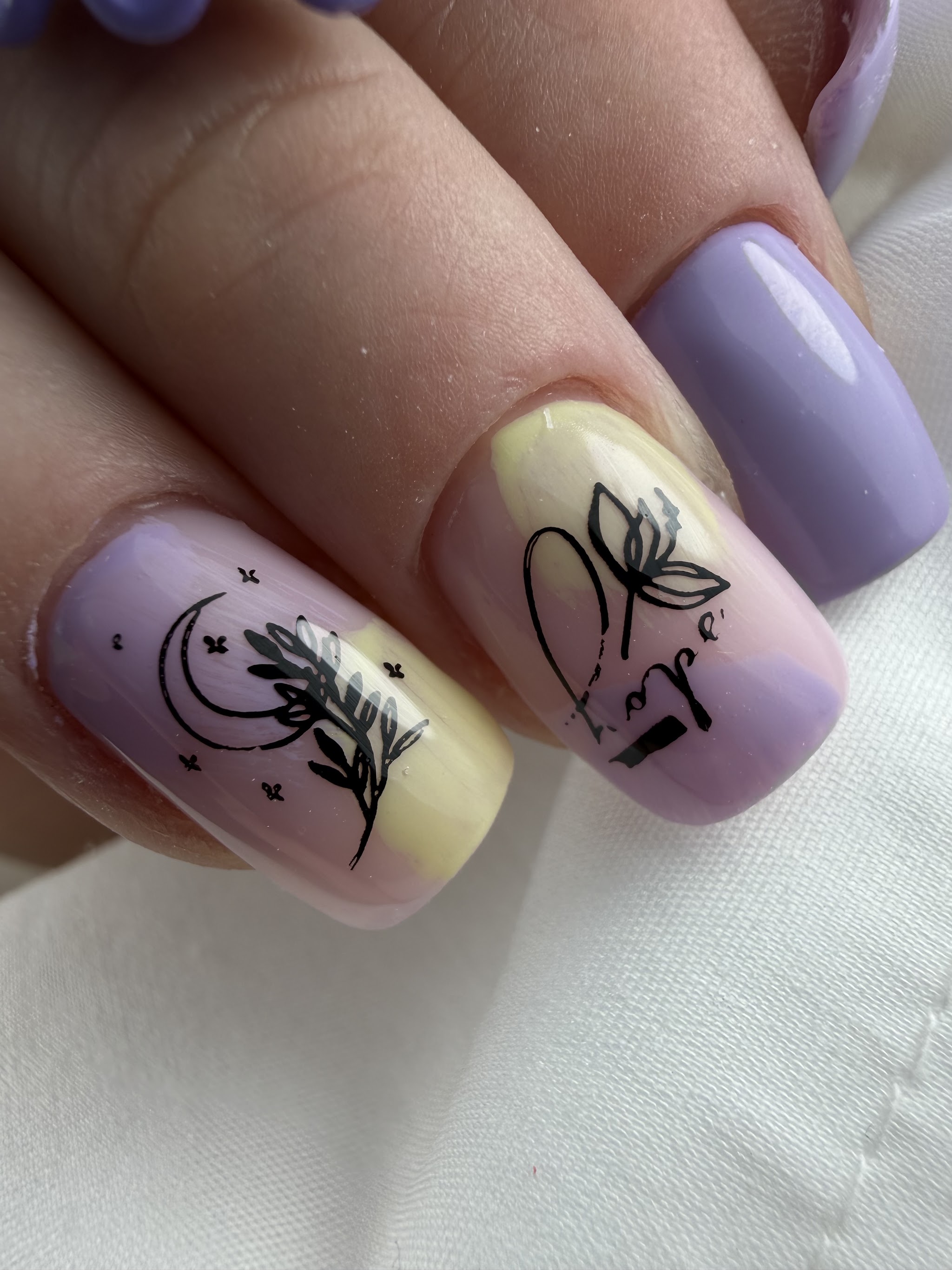 Lila nagels met handgetekende nail art